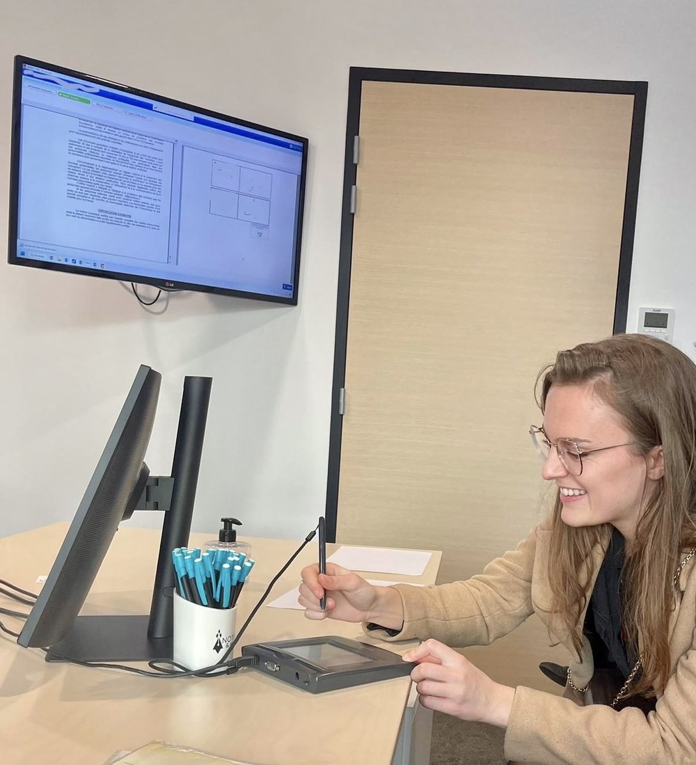 Alice, fondatrice d'Une pierre après l'autre, en pleine signature chez le notaire